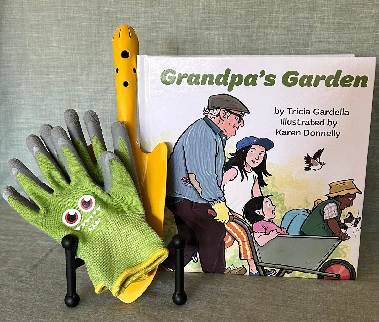 Paperback Grandpa's Garden with gardening set